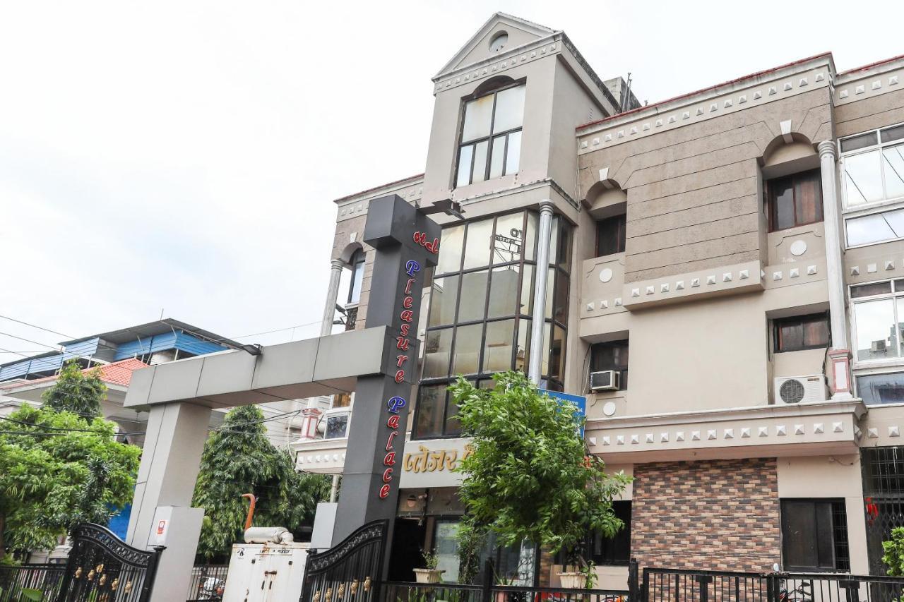 Oyo 62194 Pleasure Palace Hotel Indore Esterno foto